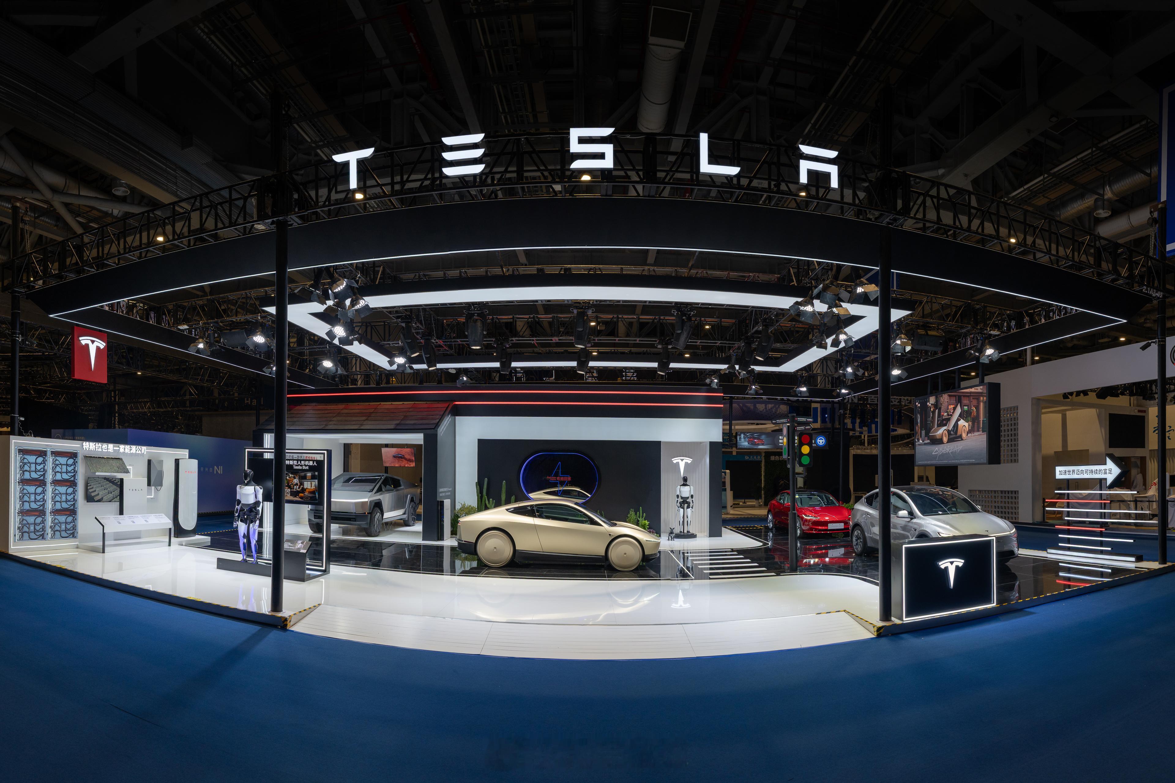 特斯拉的Cybercab和人形机器人已经在上海进博会的展台准备就绪了。展台还