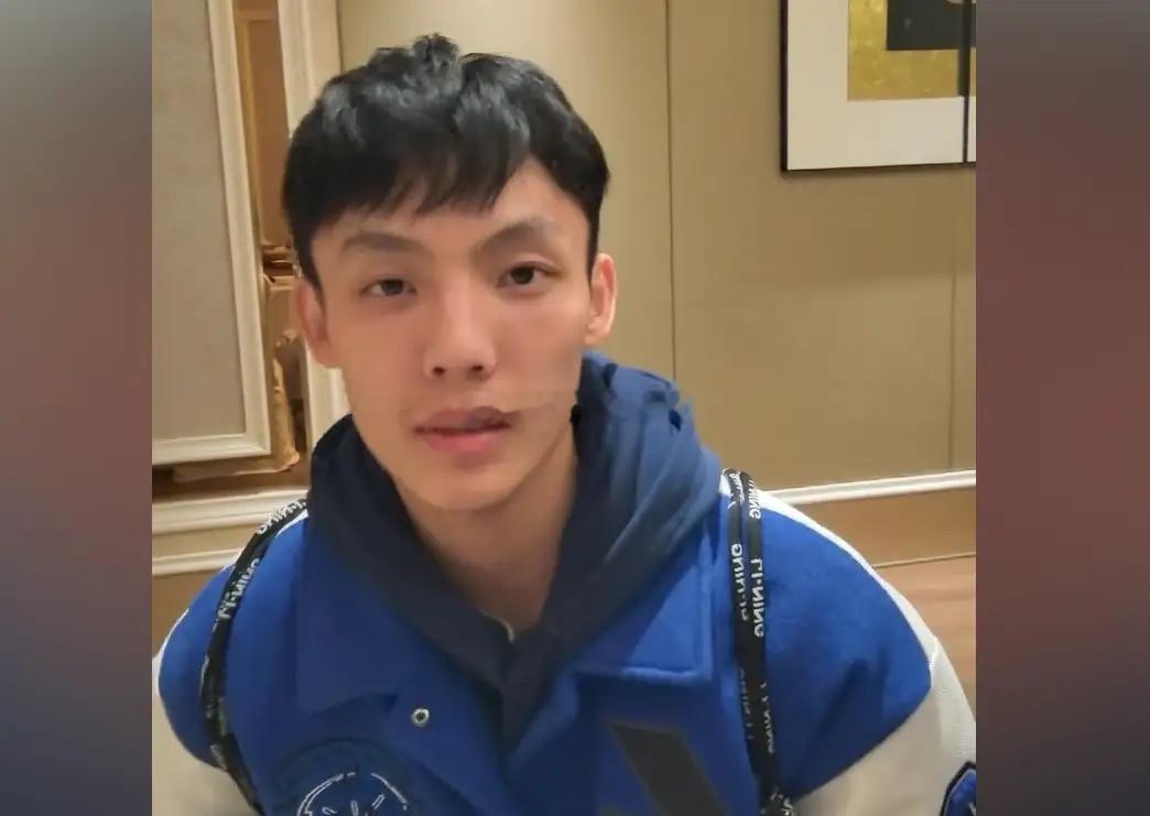 徐杰老谋深算！据广东体育媒体人江南城透露，徐杰退出中国男篮集训除了开启个人特训，