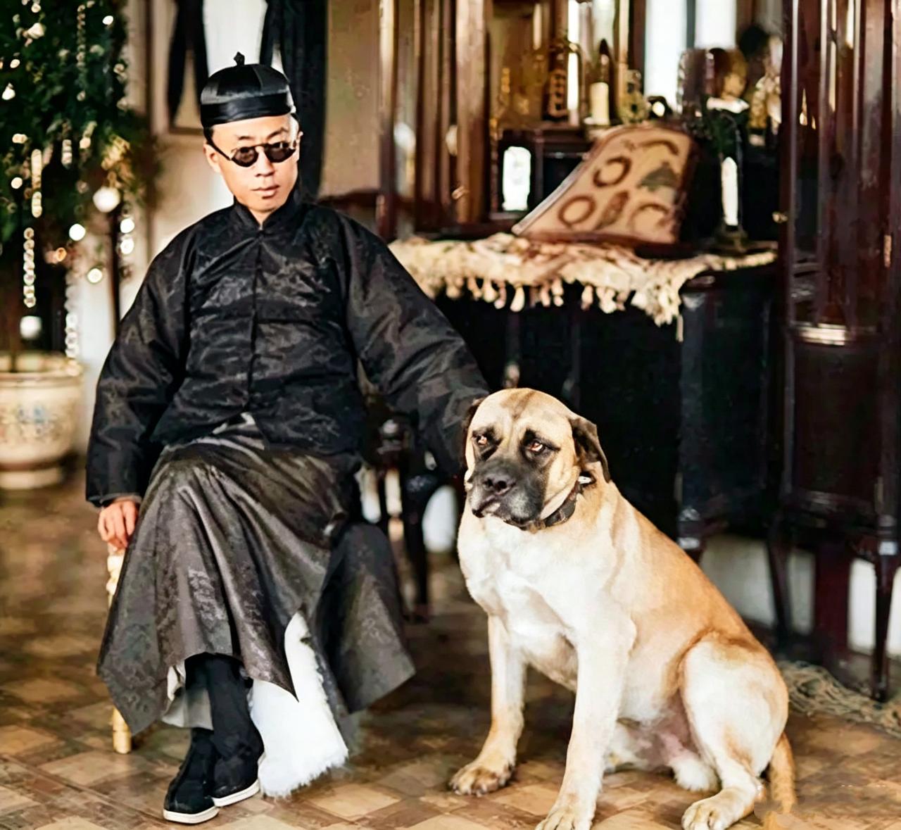 这是溥仪与自己非常喜欢的英国马士提夫獒犬。除了这只英国马士提夫獒犬，溥仪还用重金