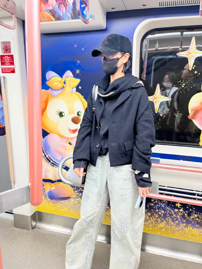 今天万茜现身地铁站，她这回搭配的很有潮流之美，看起来年轻又迷人，真的好时尚。