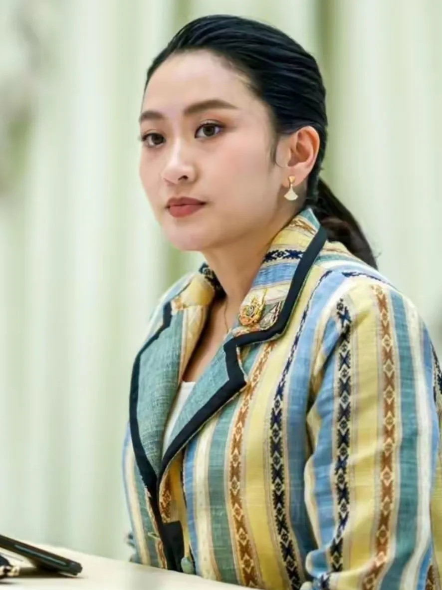 “泰国“录音门”15日最新动态：被宪法法院暂时停职的总理佩通坦”佩通坦现有15