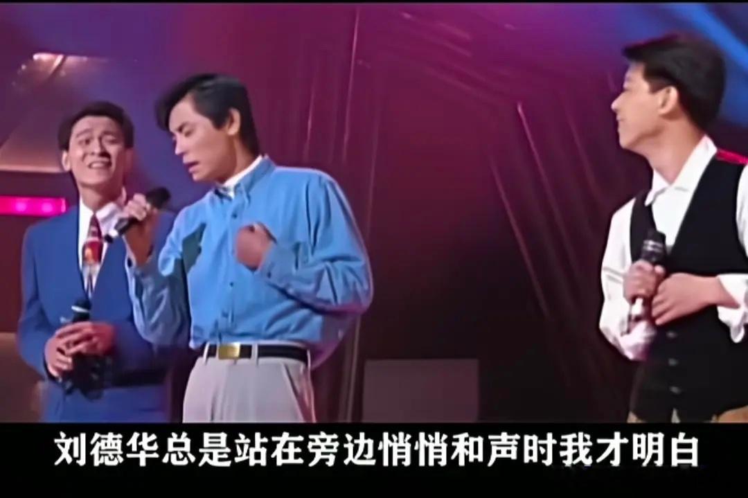 四个男生穿着时尚，站在一起拍照那个时候王杰是最红的时候，不次于香港的四大天王。最