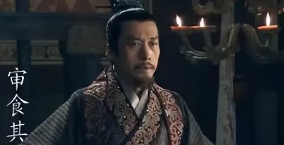 公元前195年，刘邦死后，掌权的吕雉将丞相审食其召见入宫。未央宫的烛火在夜