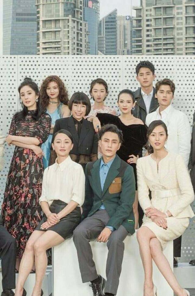 众星同框：我认出了前排的周迅、陈坤与刘雯；第二排的杨幂、章子怡；最后一排的周冬雨