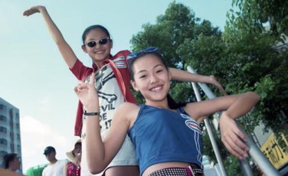 看大S从小到大的旧照就能发现，小时候和少女阶段的她，颜值确实比不上妹妹小S