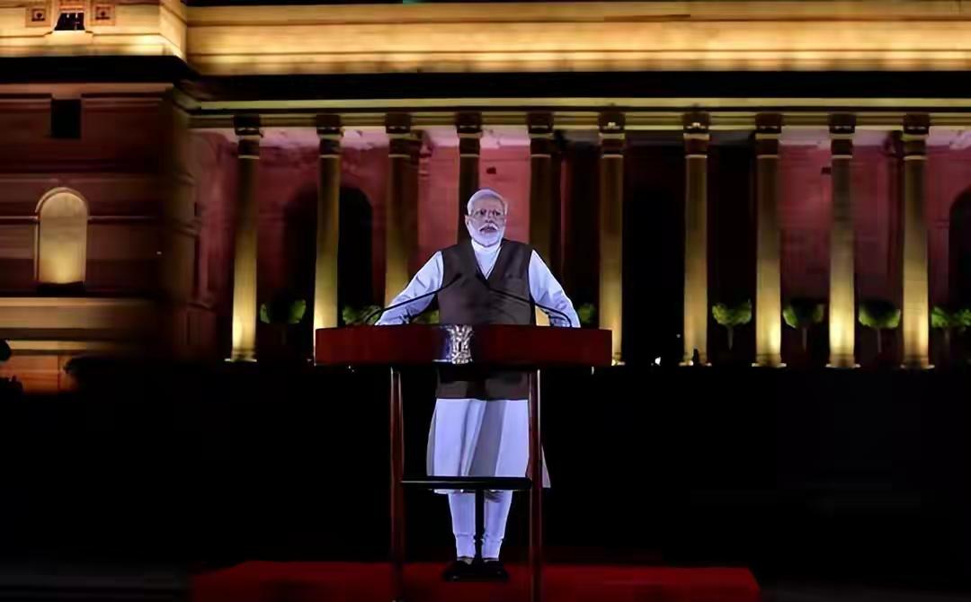 苹果公司最近在印度，结结实实地撞上了一堵高墙。这堵墙不是关税，而是一张可能高达数