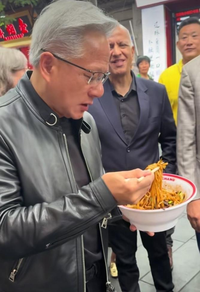 黄仁勋这几天刷屏率最高！他其实不是在北京逛街，而是在尝遍天下的“酸甜苦辣”。