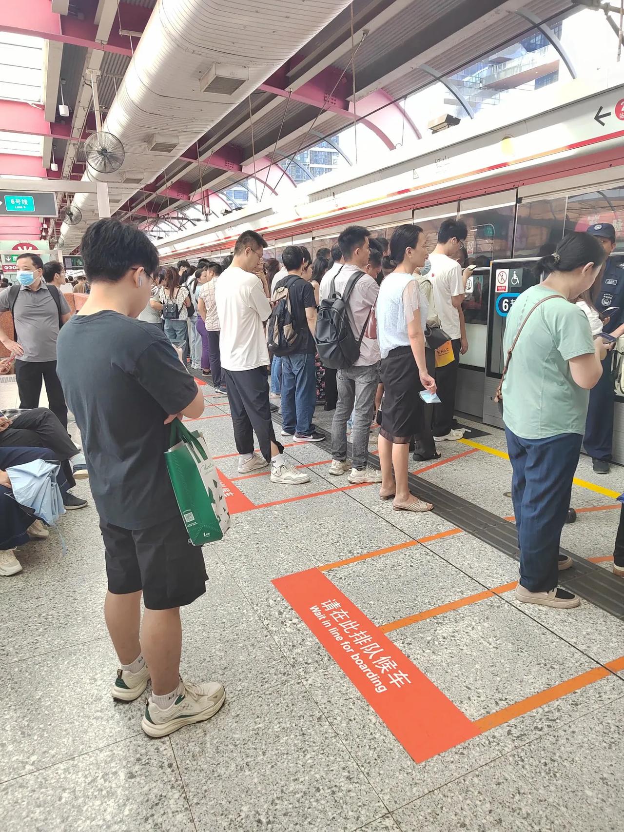 深圳地铁，淡淡的港风味，没有经常挤高峰期地铁的我，今天又来体验了一番，到了一些可