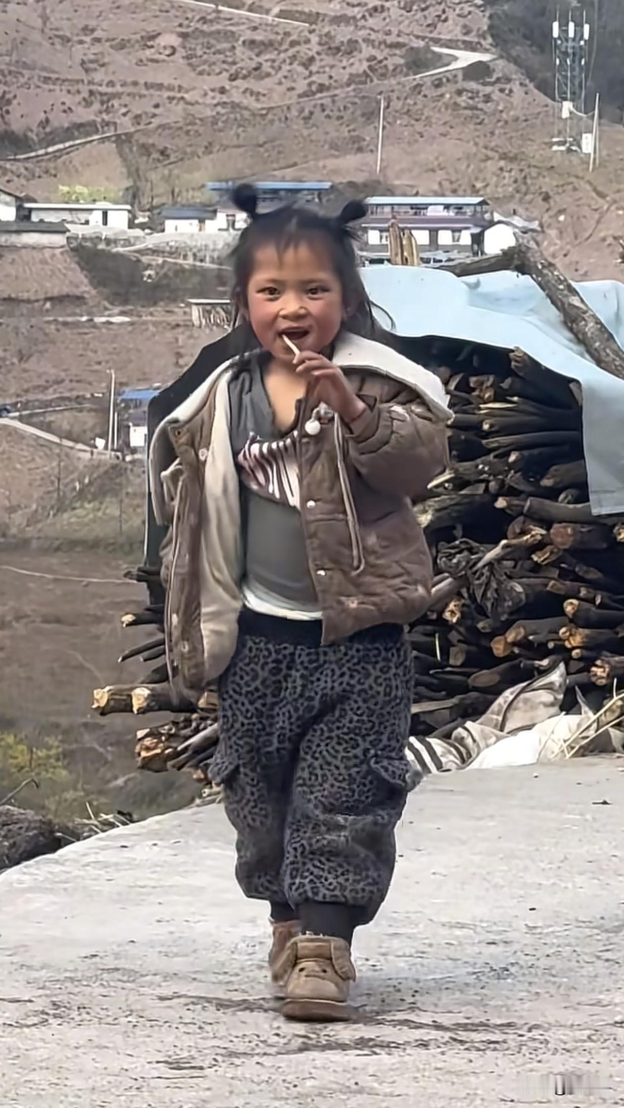 这才是农村最原始、最纯粹的孩子。没有精致的玩具，没有干净的新衣，脚下是泥