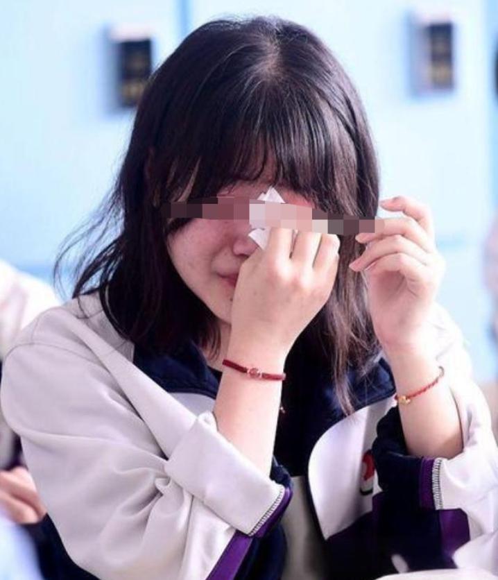 “我没给你送红包吗？”高三女生被老师当众骂“杂种”，妈妈一句话炸了家长群！湖南一