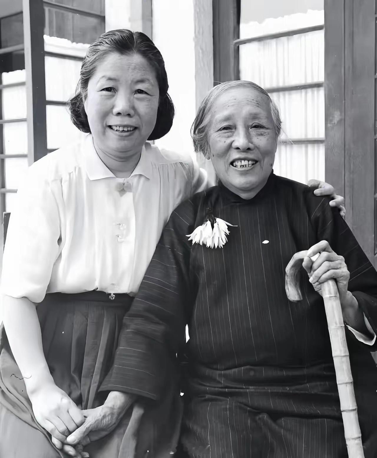 邓颖超与何香凝在一起，温馨留影！