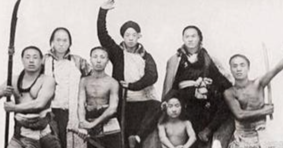 1900年，“黄莲圣母”不幸被八国联军抓获，联军对她所谓的“法术”充满好奇，对她