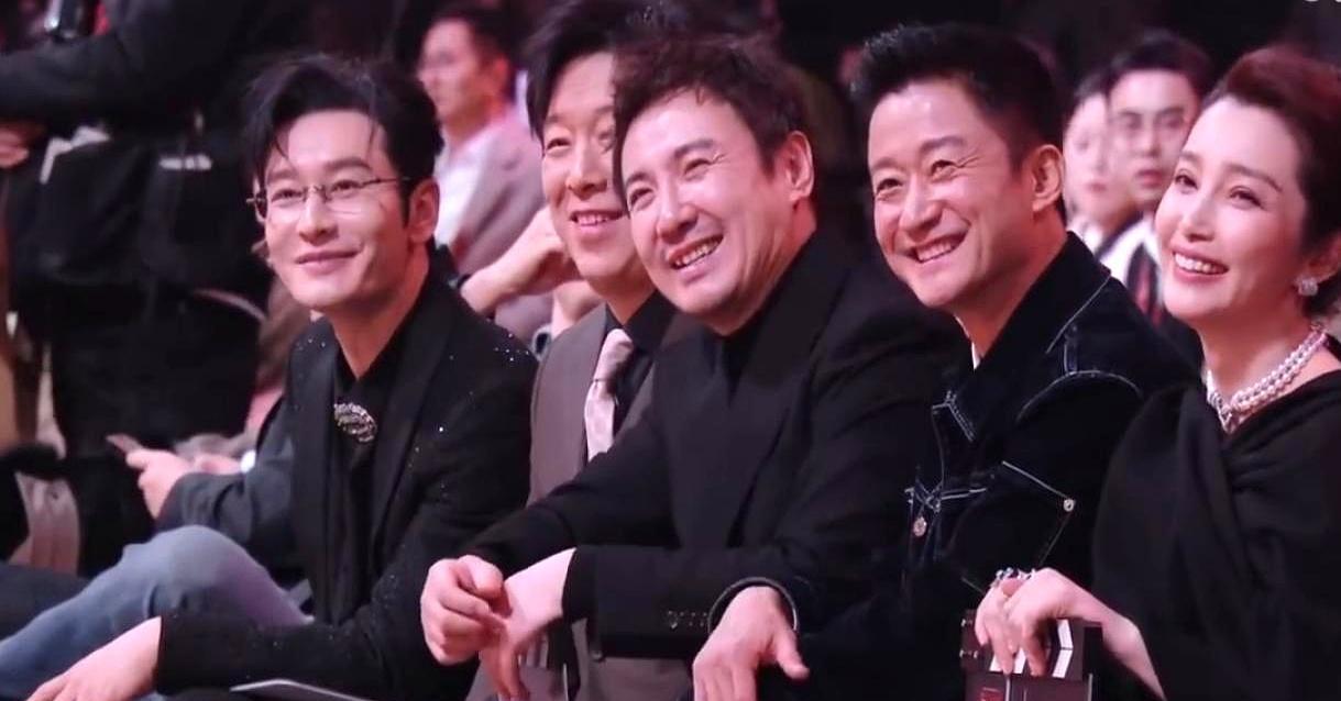 **第一步：黄金三行**“微博King”宣布刹那，观众席上，一个喜剧之王瞬间“