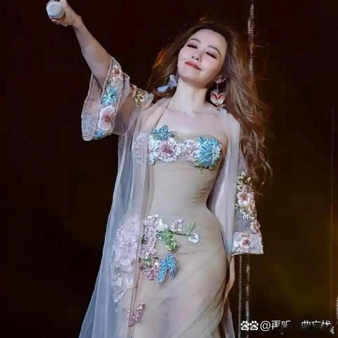 张靓颖的身材真的美翻了！曲线优越太吸睛，这颜值与身材双在线的状态，我不许还有人没