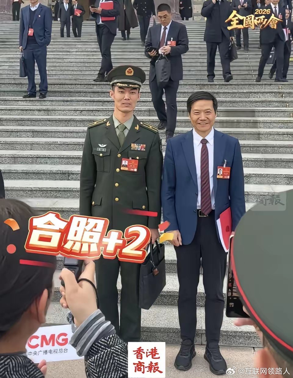 雷军确实很受欢迎，走到哪里都有人想跟他合影。这标志性的笑脸，从来都没有变过。虽说