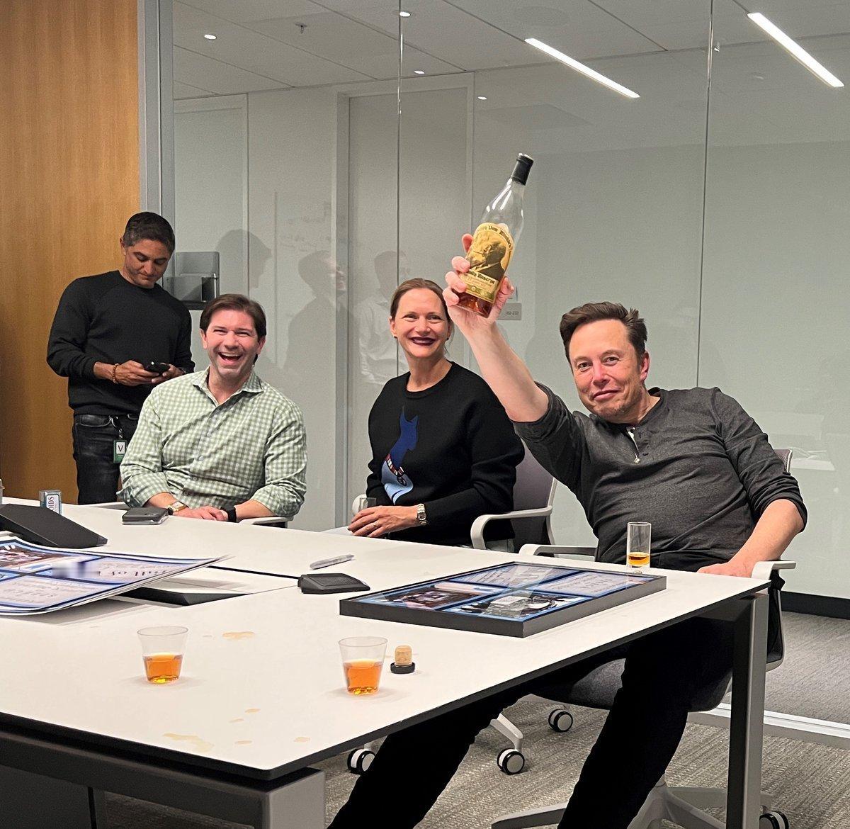 三年前的今天,马斯克买下了twitter。营收由约三年前的50亿美元降