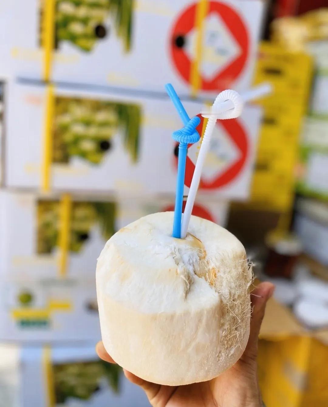 今年315还没到，椰子水这行先“塌房”了。新京报这次挺狠，把几款大牌“100%椰