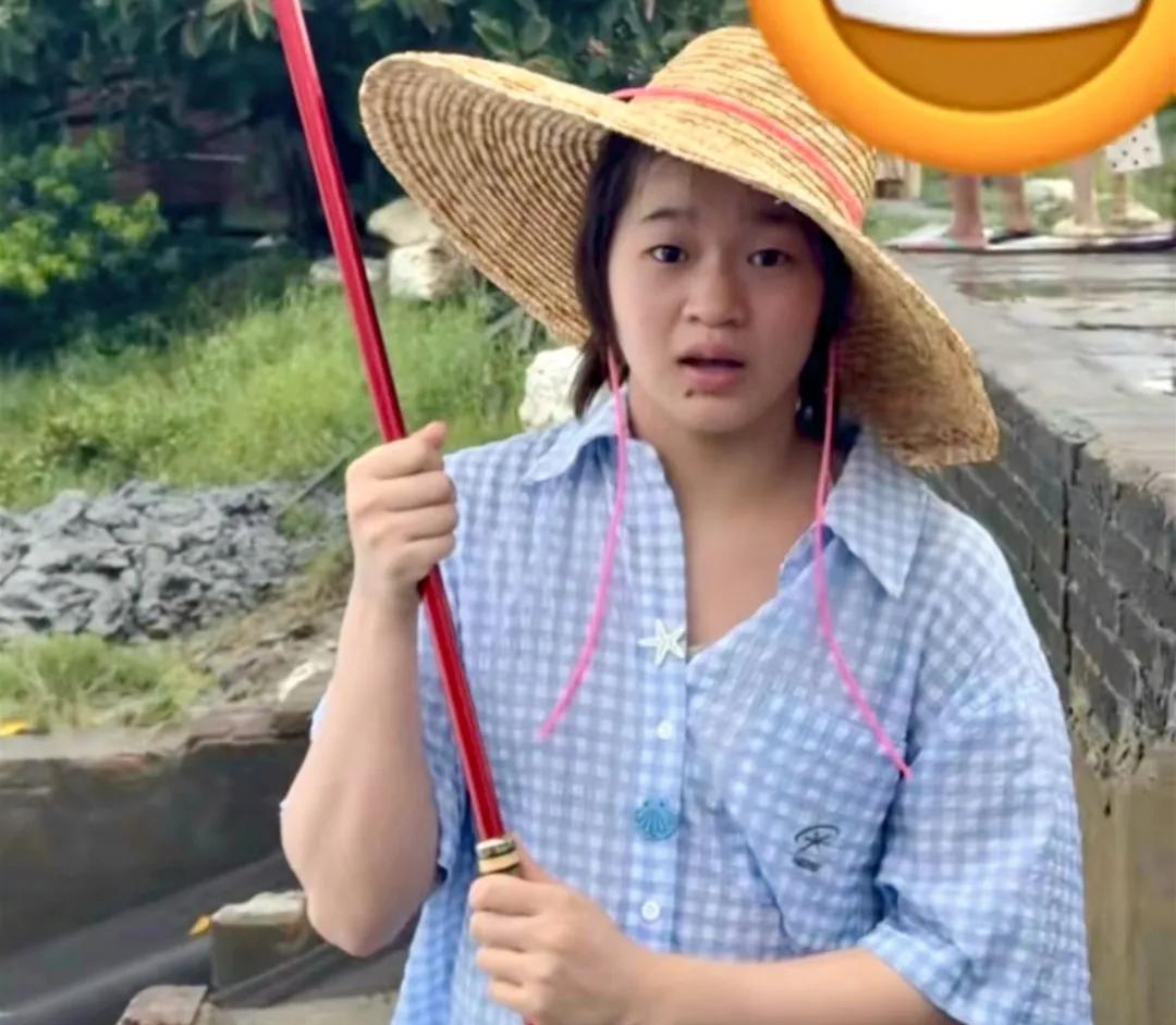 全红婵一个人去河边划竹排捞鱼，这样真的好吗？万一掉下去怎么办？以她的名气，小