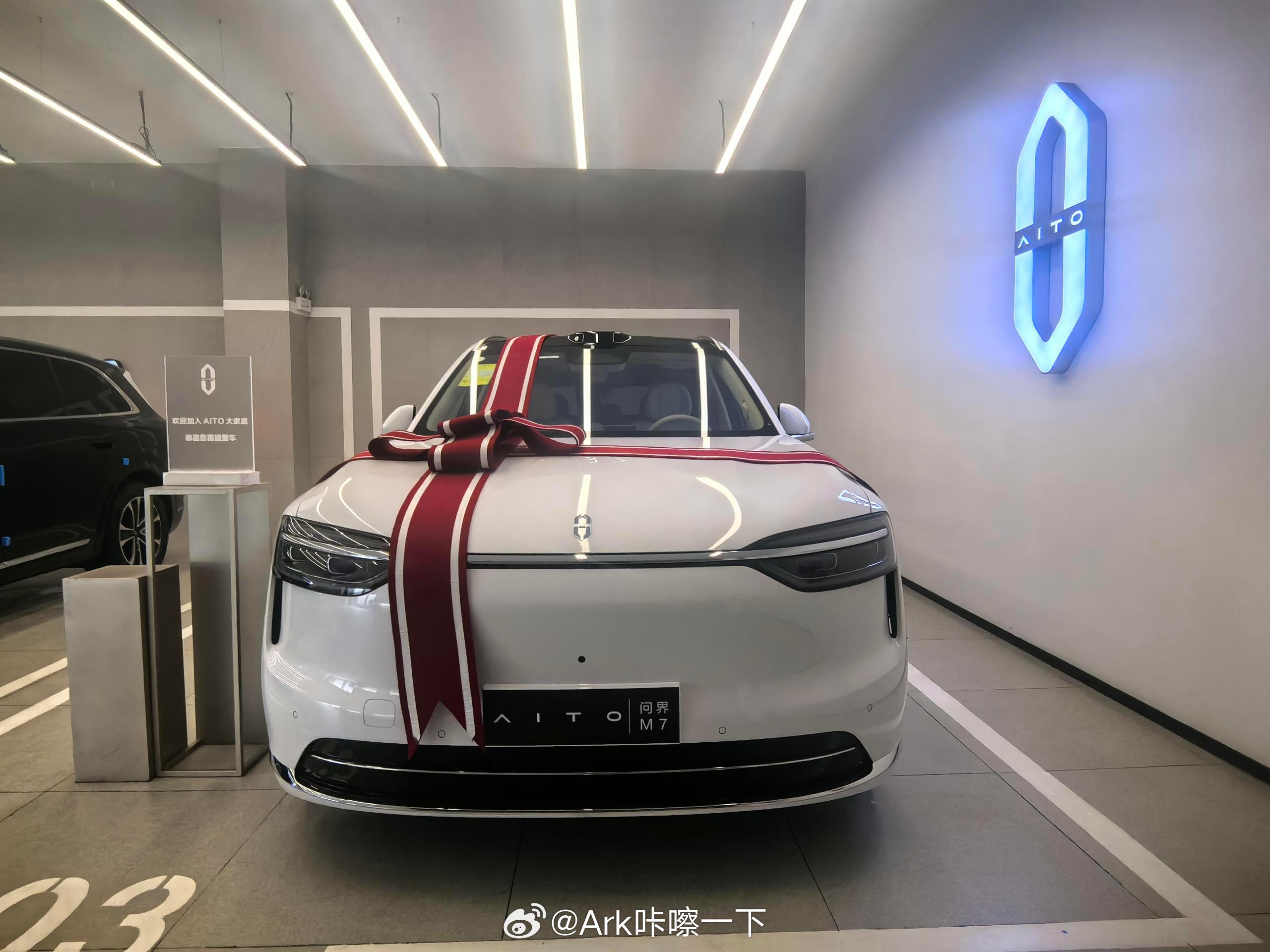 我的全新问界M7已经整备完毕，还是去年我问界新M5提车的位置，还是同一个交付专员