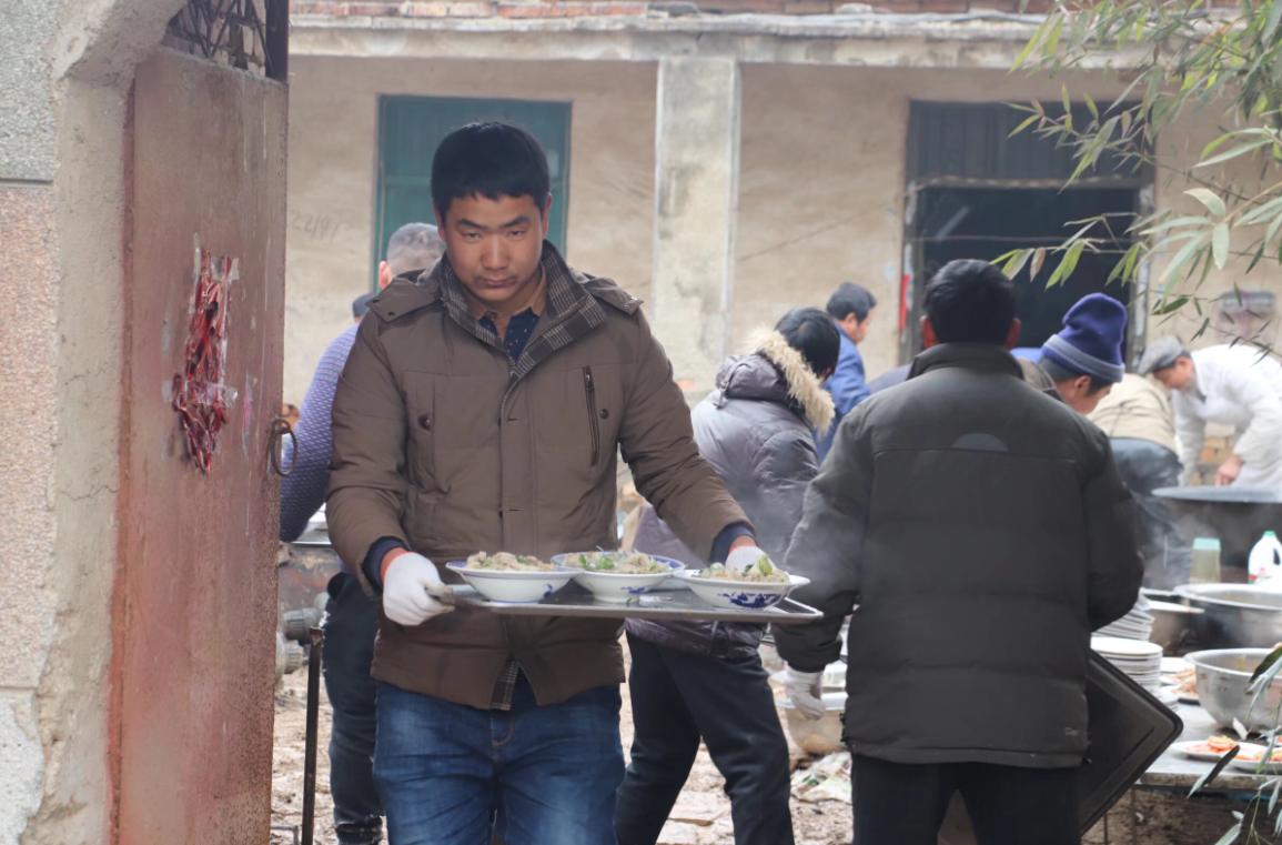 赵家班现在的直播间，画风真的太诡异了……以前大家进去是买东西，现在进去纯粹是