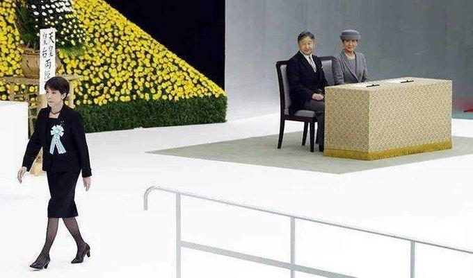 日本终战81周年的追悼仪式上，出现了极其罕见的一幕——高市早苗当众给天皇