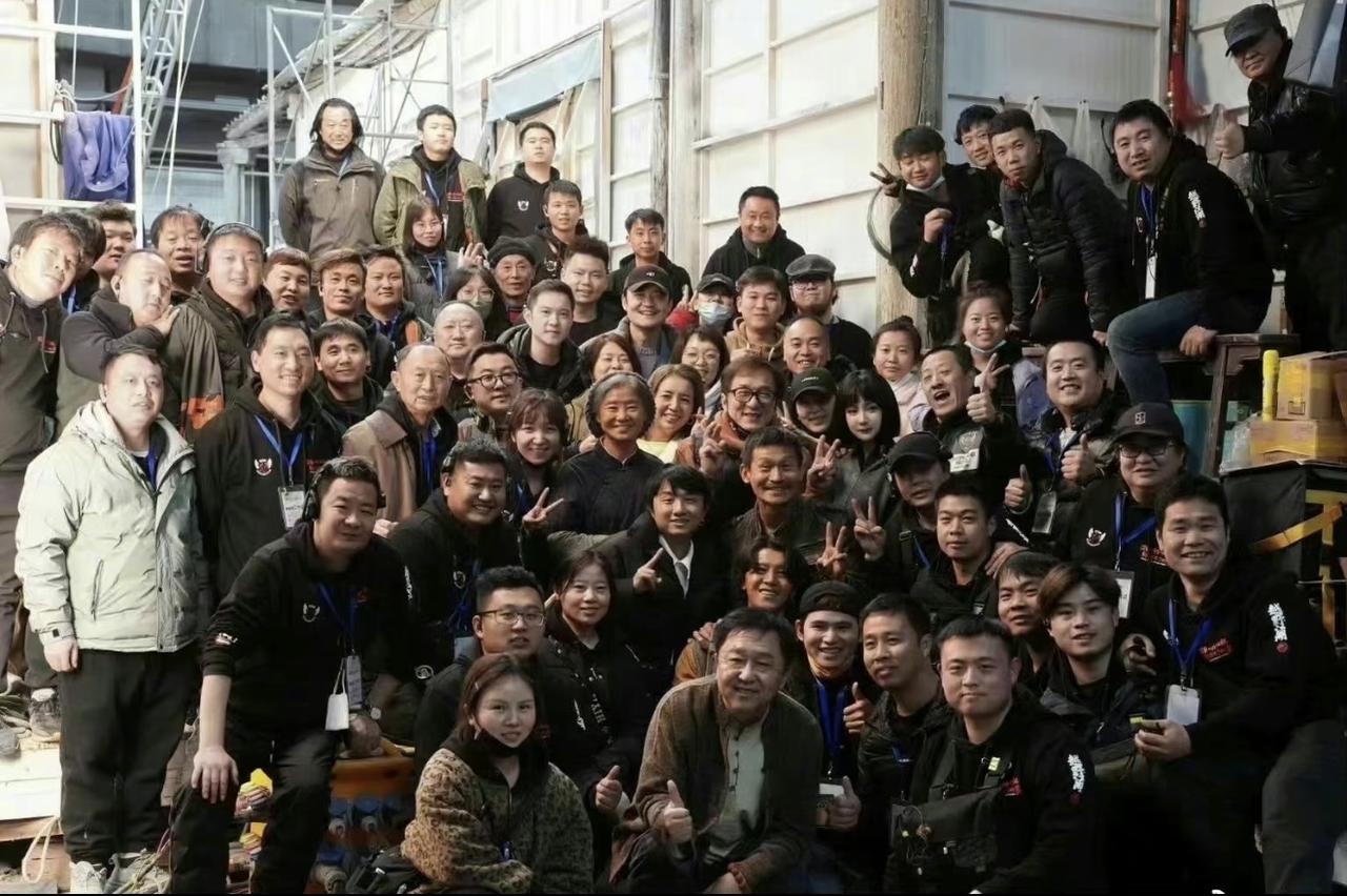 一张剧组大合照中，寻找短发造型的杨幂，她与成龙大哥站在一起。2023年，杨幂