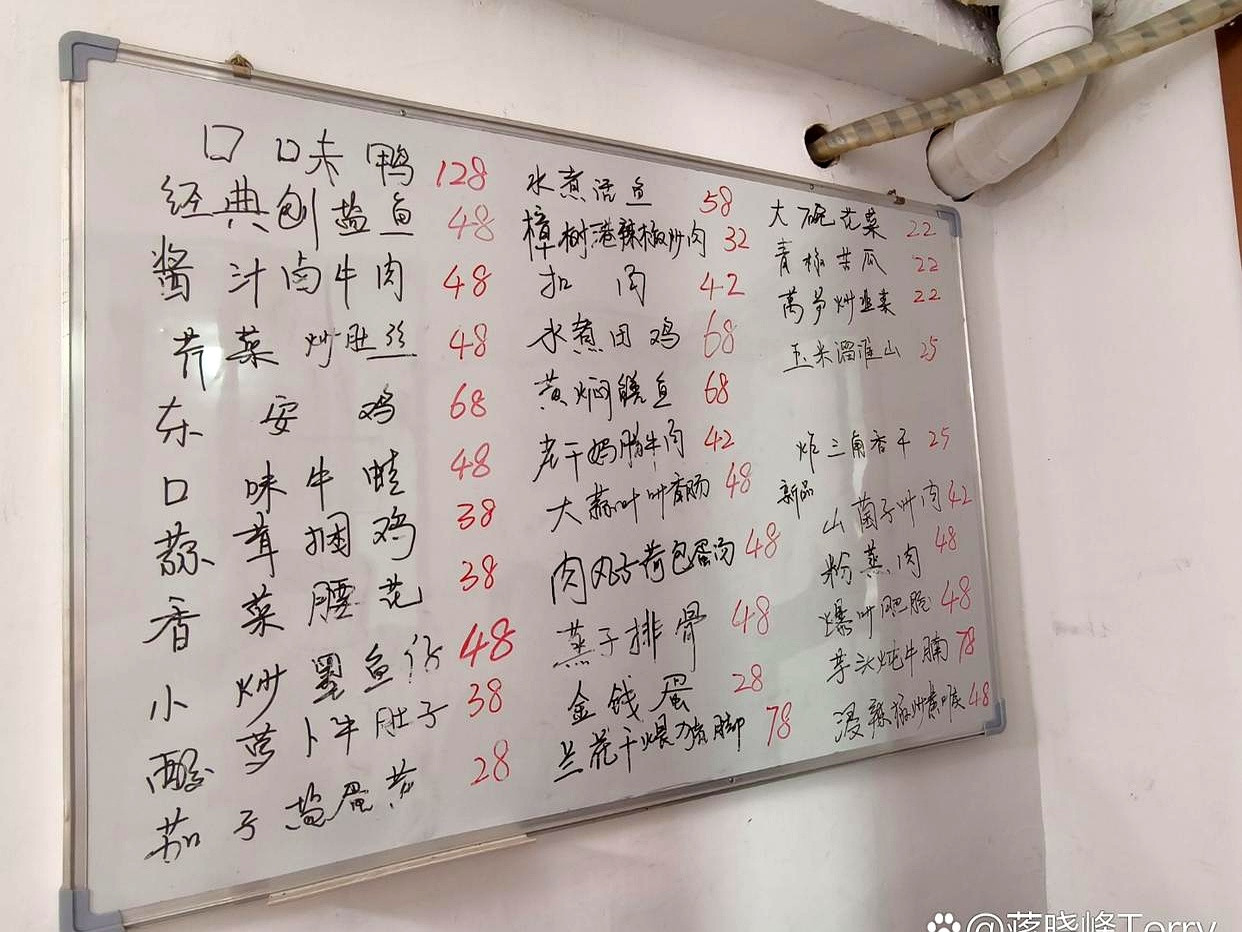 120块，三个菜，这简直是餐饮界的终极挑战。像不像人生，总想用有限的资源，获取最