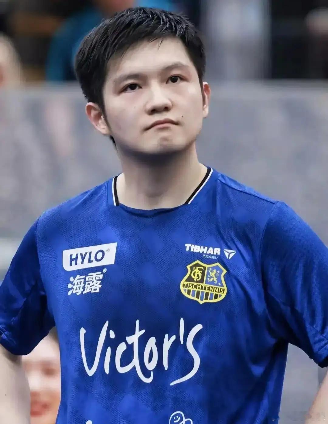 200万现金刚到账樊振东把银行卡直接塞给爸妈。上海市政府刚发的奖金，一分不留。他