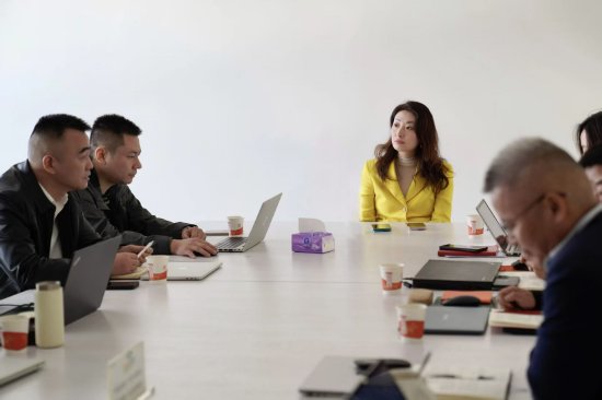 宗馥莉现身宏胜集团