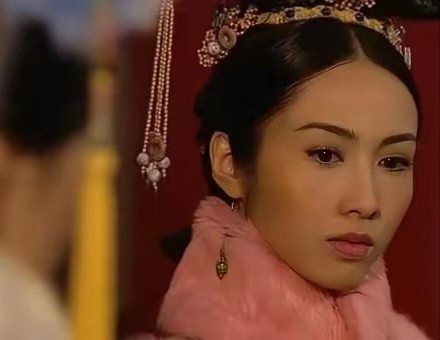 黎姿的脸也变得怪怪的了，肿的眼睛都睁不开了，感觉她演《金枝欲孽》时最好看了​​