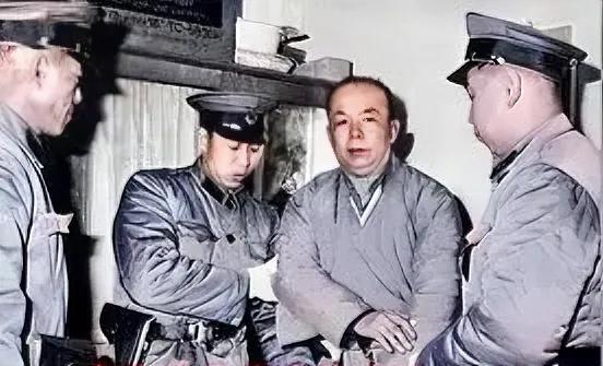 1983年，军统北平站站长李家琪，正在家中看电视，公安战士突然破门而入：“哼，给
