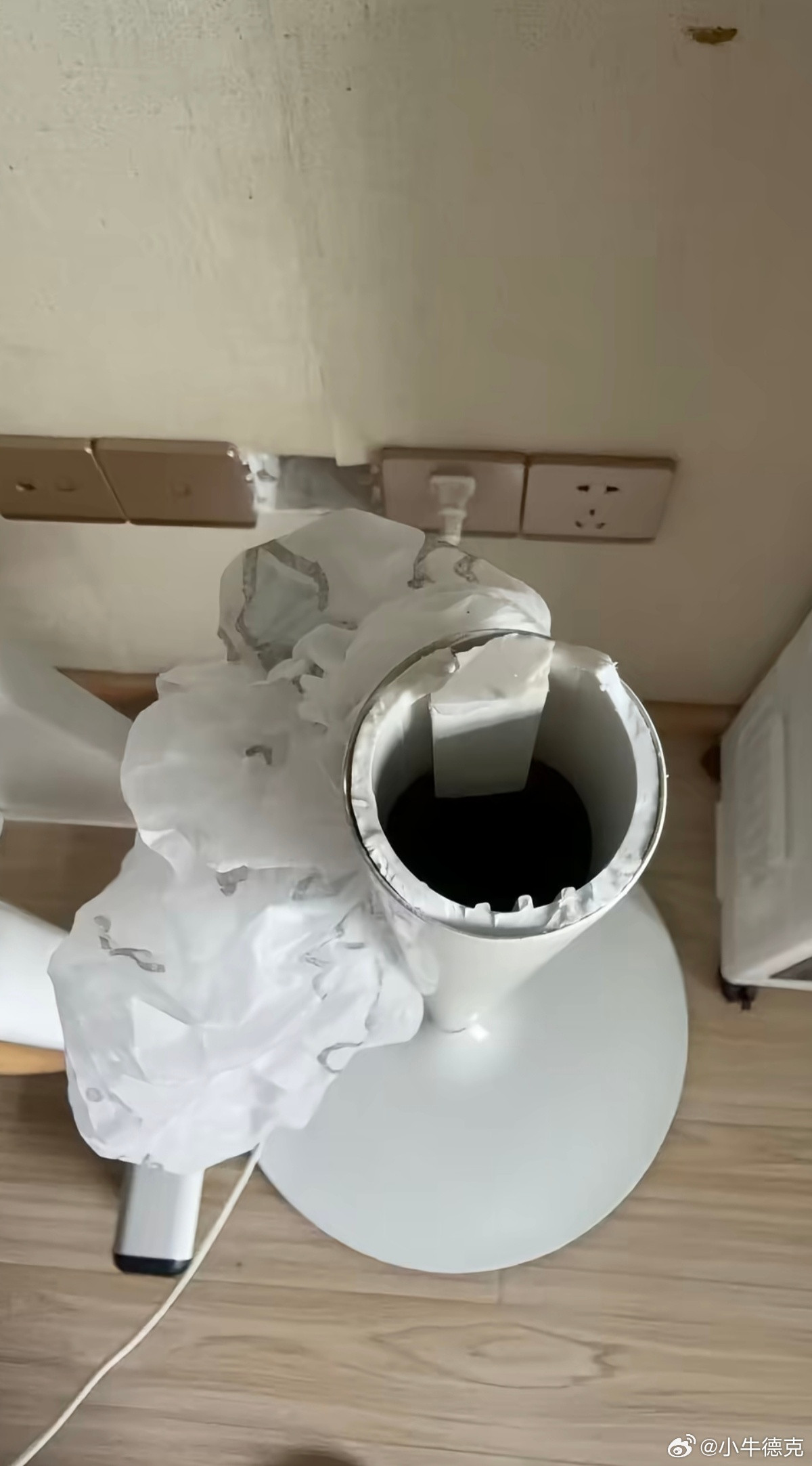 有网友抱怨他买到的小米风扇吹得好好的就断掉了，可仔细看网友发出的图片，风扇网罩是