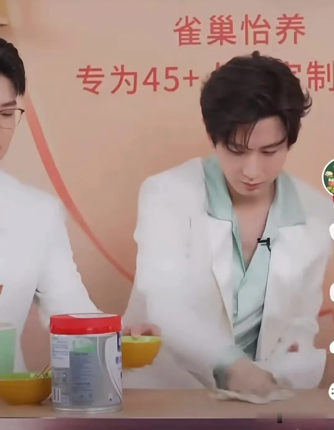 当其他明星忙着立人设时，成毅却在悄悄把‘不以善小而不为’写进行动里——片场主动扶