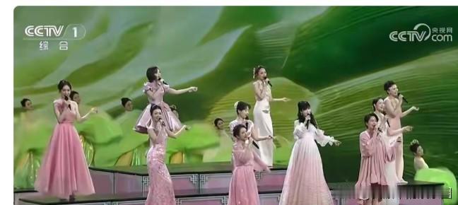 为何春晚歌曲成为了鸡肋有很多热爱音乐的网友感慨，八九十年代的春晚是造就经典歌