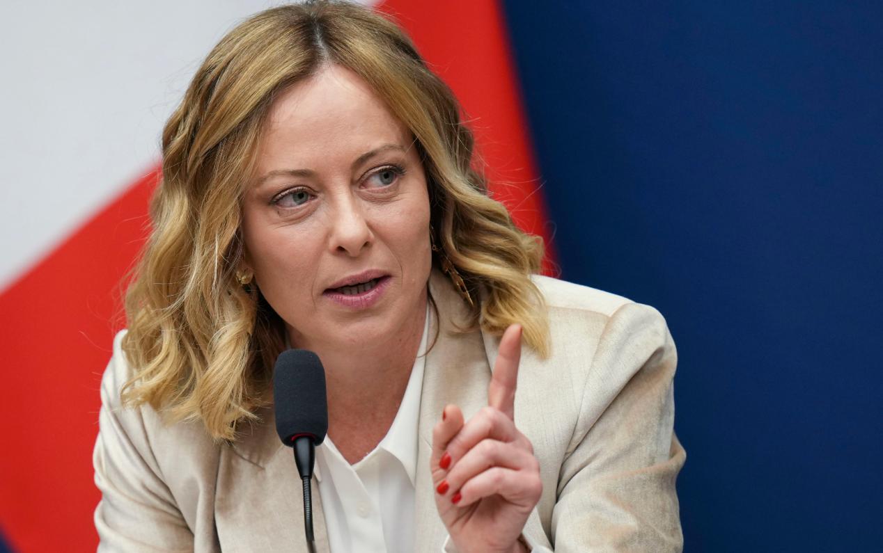 炸了。谁也没想到，第一个对以色列动真格的，竟然是梅洛尼。那个半年前还顶着整