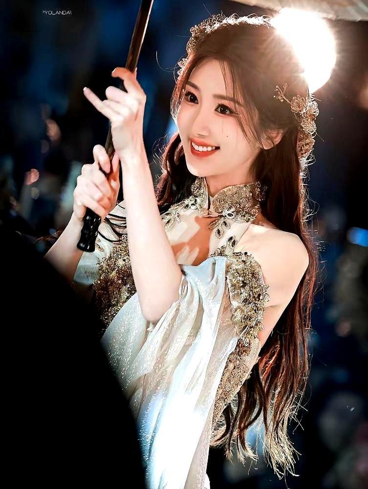 资本不信眼泪，只向连夜搬家的人低头。撞破感情背叛，毛晓彤用几小时打包走人。