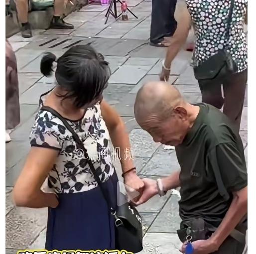 原来大爷们到广场找舞伴去跳舞是要付费的，每曲20元，不超一小时。可是这位大爷找舞