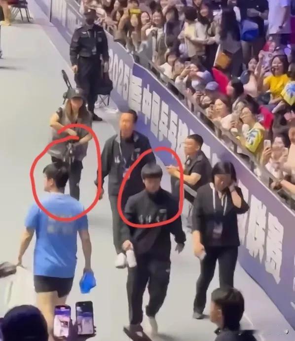 樊振东扭头向左、孙颖莎径直向前，这张照片有故事！刷头条看到一张照片，说的是乒超