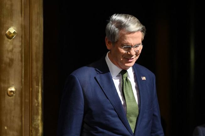 贝森特一句“美国是中国盟友”，直接把三国网民整懵了。别急着感动。华尔街出身的