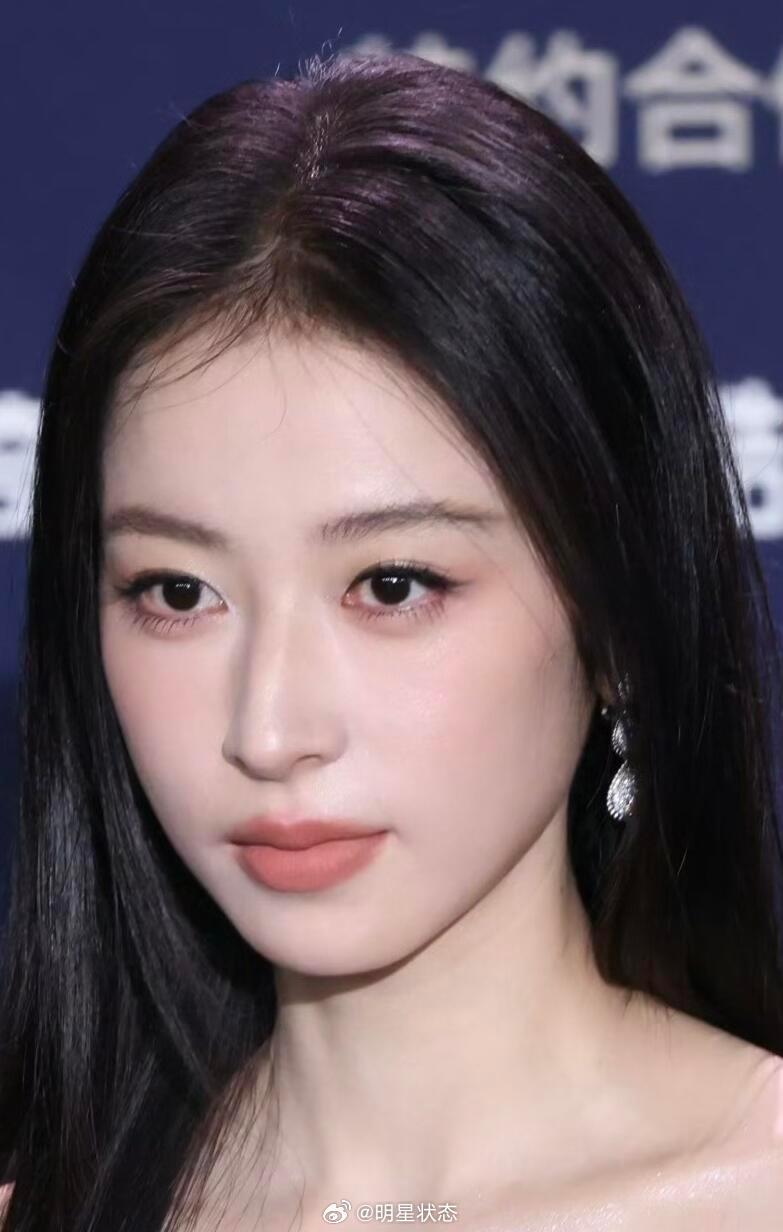 周雨彤高级的骨相美五官舒展度很绝美的