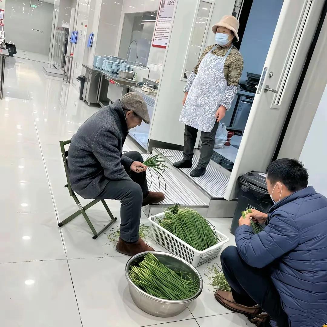 刘强东爸妈是真忙，忙完食堂，忙超市，亲力亲为，超接地气！