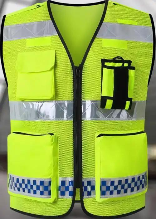 很多外勤公务员觉得，一件反光背心、防雨雨衣不值钱，领回家上下班用没啥大事，用完忘