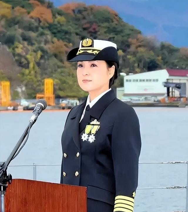 中日一旦开战，千万别对日本女兵手下留情！尤其是这个叫大谷三穗的女人，她是日本海军