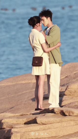 关晓彤、李昀锐《耀眼》海边吻戏路透，啊啊啊啊啊啊关晓彤李昀锐海边吻李昀锐报平