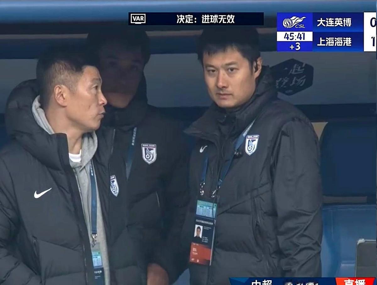 大连英博这是“玩儿火”！上半场那熟悉的压迫感一下子就没了，整个队都缩回自己半场