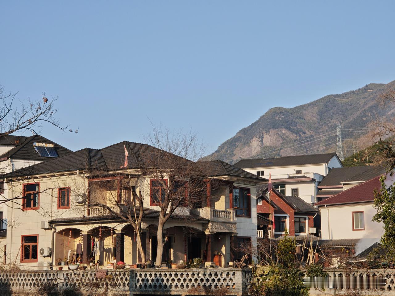 杭州郊区的农村，家家户户四层小别墅，从外观看有点西欧的影子了，只是内部装修一般般