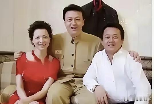 吕继宏、董卿、朱军等人同框合影。镜头下，吕继宏居于中间位置，一身卡其色上衣，一手