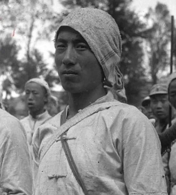 1944年，一架敌机降落在了泗河沙滩上，一男子连说带比划的把鬼子飞行员带回了家，
