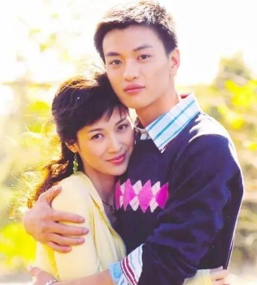 2011年身家50亿的温州首富周旭辉，瞒着原配妻子看上＂李云龙＂的老婆童蕾，在金