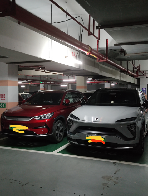 我放弃特斯拉了。今年1月份给老婆买了一台比亚迪宋plusev，排队了四个月，